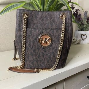 Michael Kors Samira
Medium Chain Bucket Dark Brown Shoulder Bag